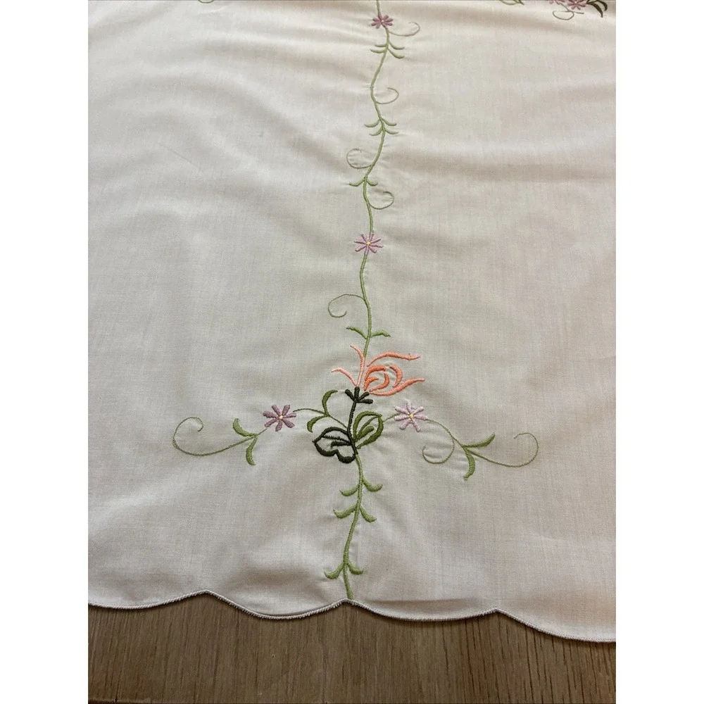 VTG Embroidered Tablecloth & 8 Napkins Cream  Cotton 64x80